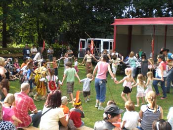 V_Kinderkulturfestival _Auftritt Bussardtänzer_4